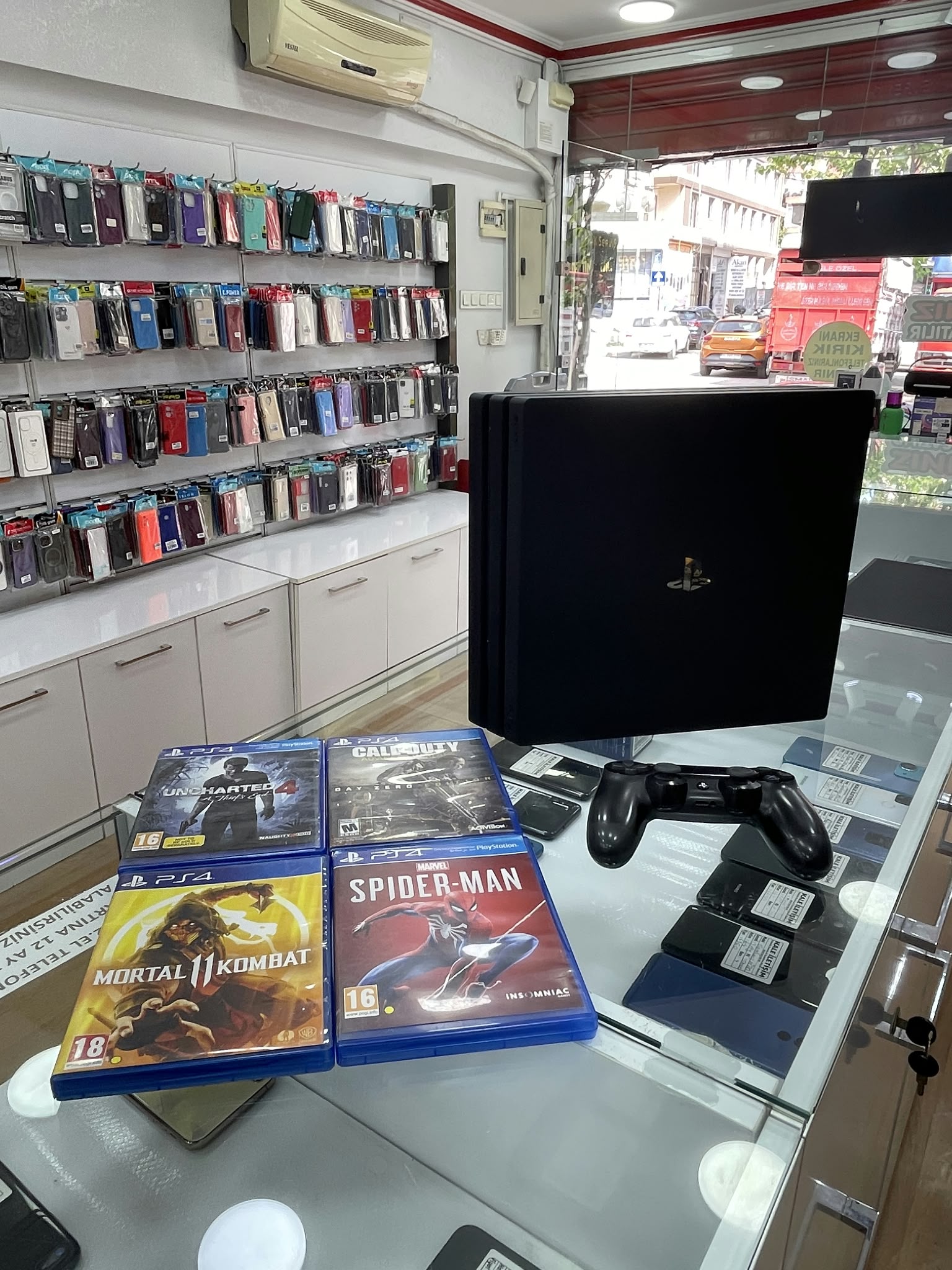 PS4 Pro 1 TB · 4 Oyun